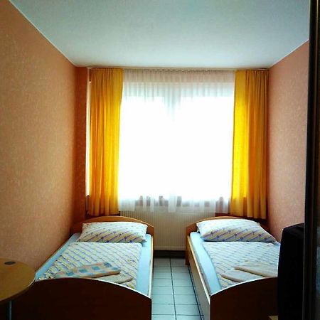 Hotel Yans Оберхаузен Стая снимка
