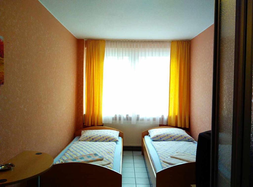Hotel Yans Оберхаузен Стая снимка