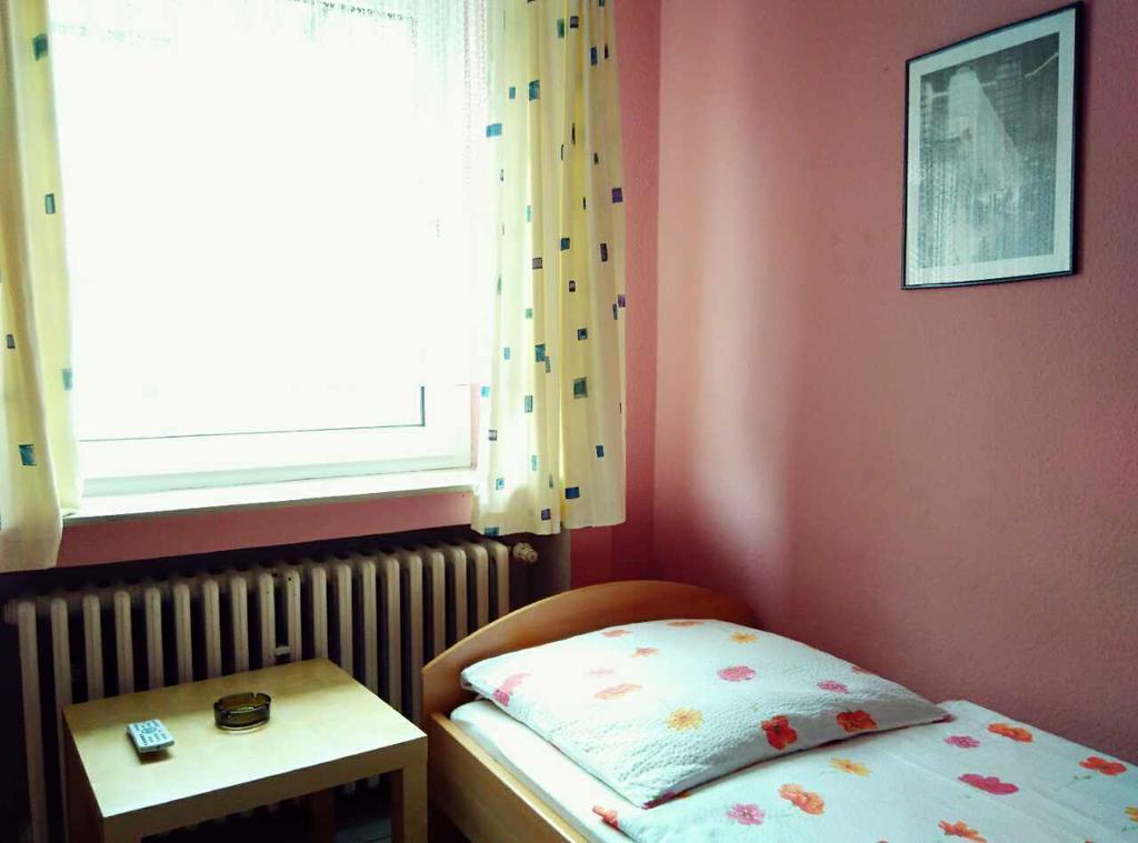 Hotel Yans Оберхаузен Стая снимка