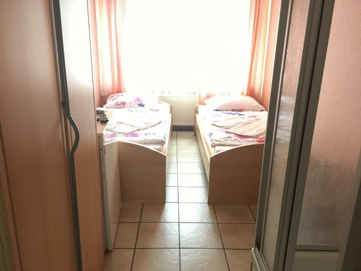 Hotel Yans Оберхаузен Екстериор снимка